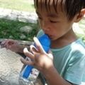 《育兒用》威斯邁國際。來自英國的Hugger Tritan彈跳吸管水壺～寶貝上學外出不可缺的最佳小幫手